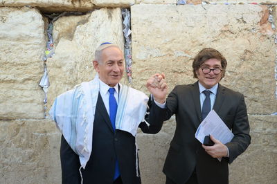 עם טלית לבנה בכותל ובקול צרוד: כך נפרד נתניהו מנשיא ארגטינה | צפו