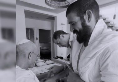 באירוע יהודי מסורתי: ברית מילה לבנם הפעוט של השחקנים