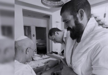 באירוע יהודי מסורתי: ברית מילה לבנם הפעוט של השחקנים