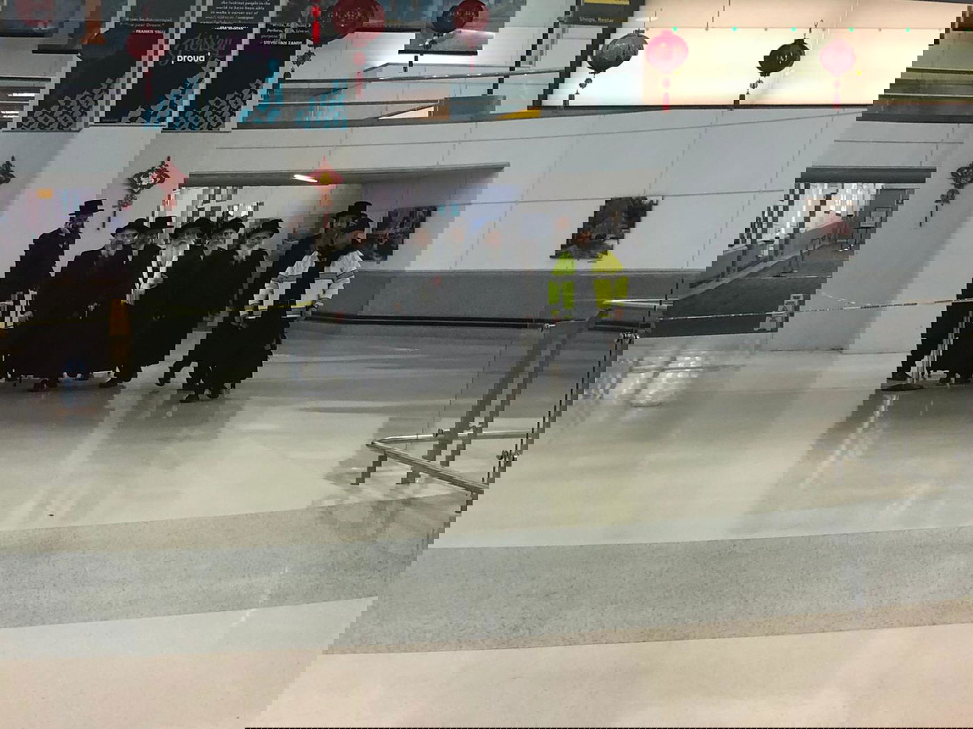 האדמו"ר מצאנז בשדה התעופה נוארק בביקורו הקודם בארה"ב