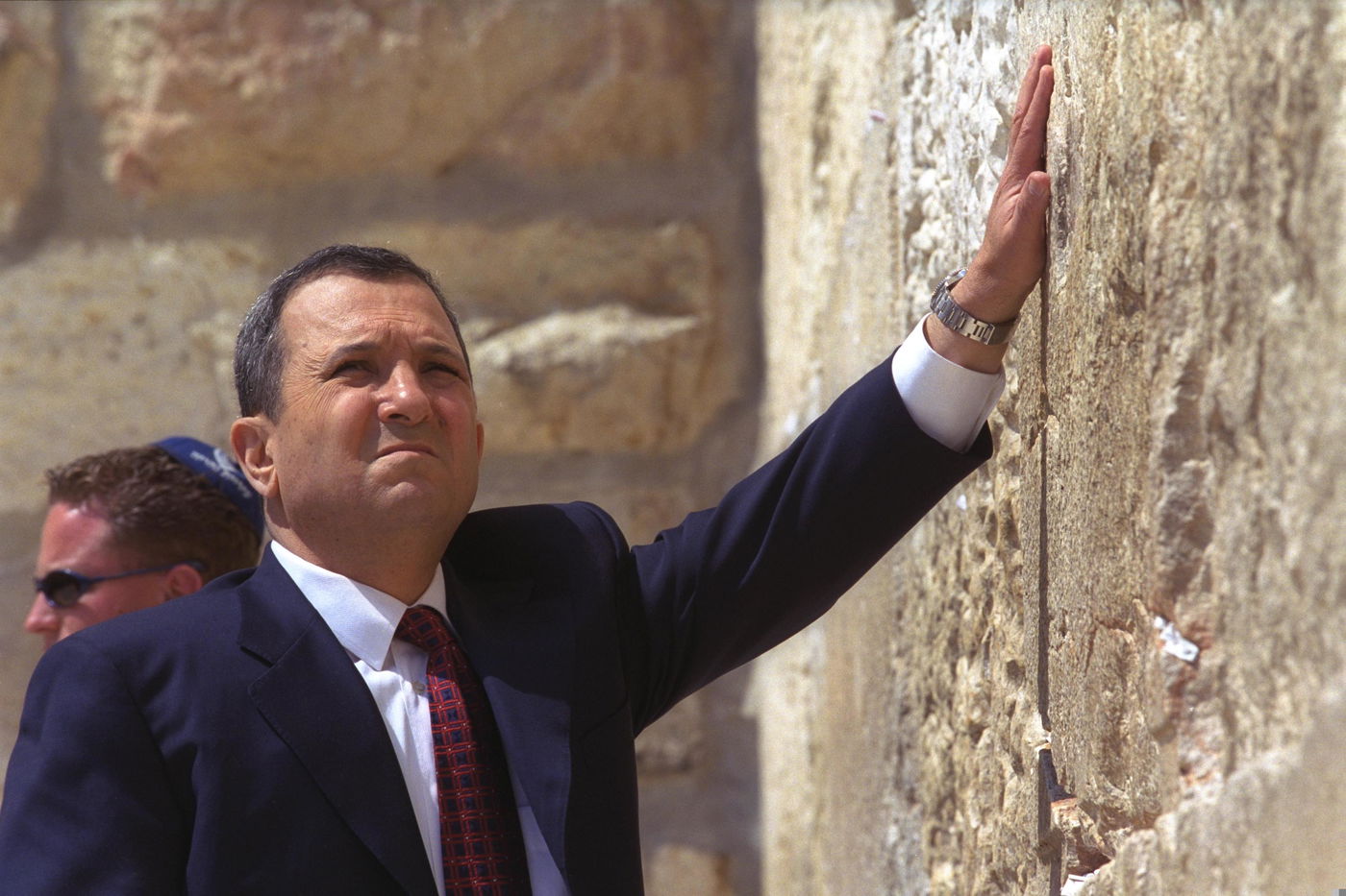 ראש הממשלה אהוד ברק בכותל המערבי לאחר נצחונו בבחירות 1999