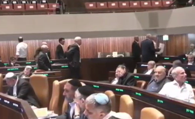 61 חברי כנסת התנגדו, 53 תמכו | כך נראה רגע ההצבעה הדרמטי במליאה • צפו