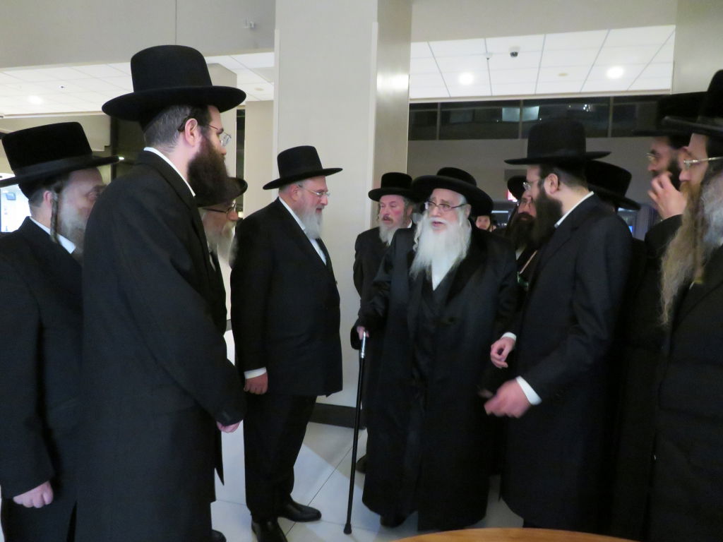 האדמו"ר מצאנז בהגיעו למלון לשבת התאחדות עם חסידיו בארה"ב