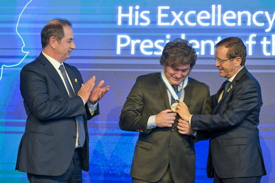 טקס חלוקת הפרס לנשיא ארגנטינה