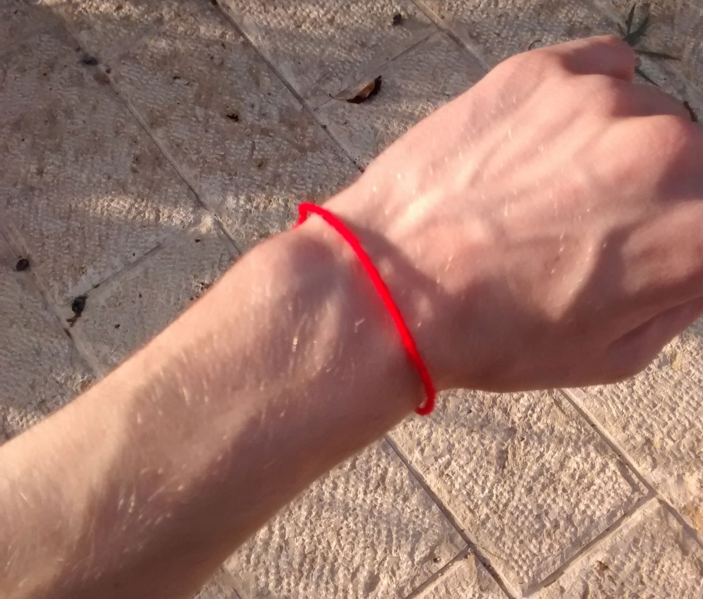 האדום האדום הזה - חוט אדום סביב היד כסגולה