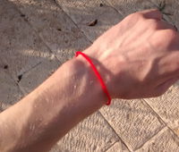 האדום האדום הזה - חוט אדום סביב היד כסגולה