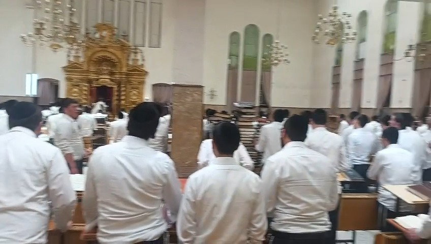התפילות בישיבת פוניבז'