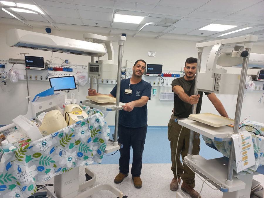 מורידים ציוד למתחם התת קרקעי במרכז הרפואי לגליל