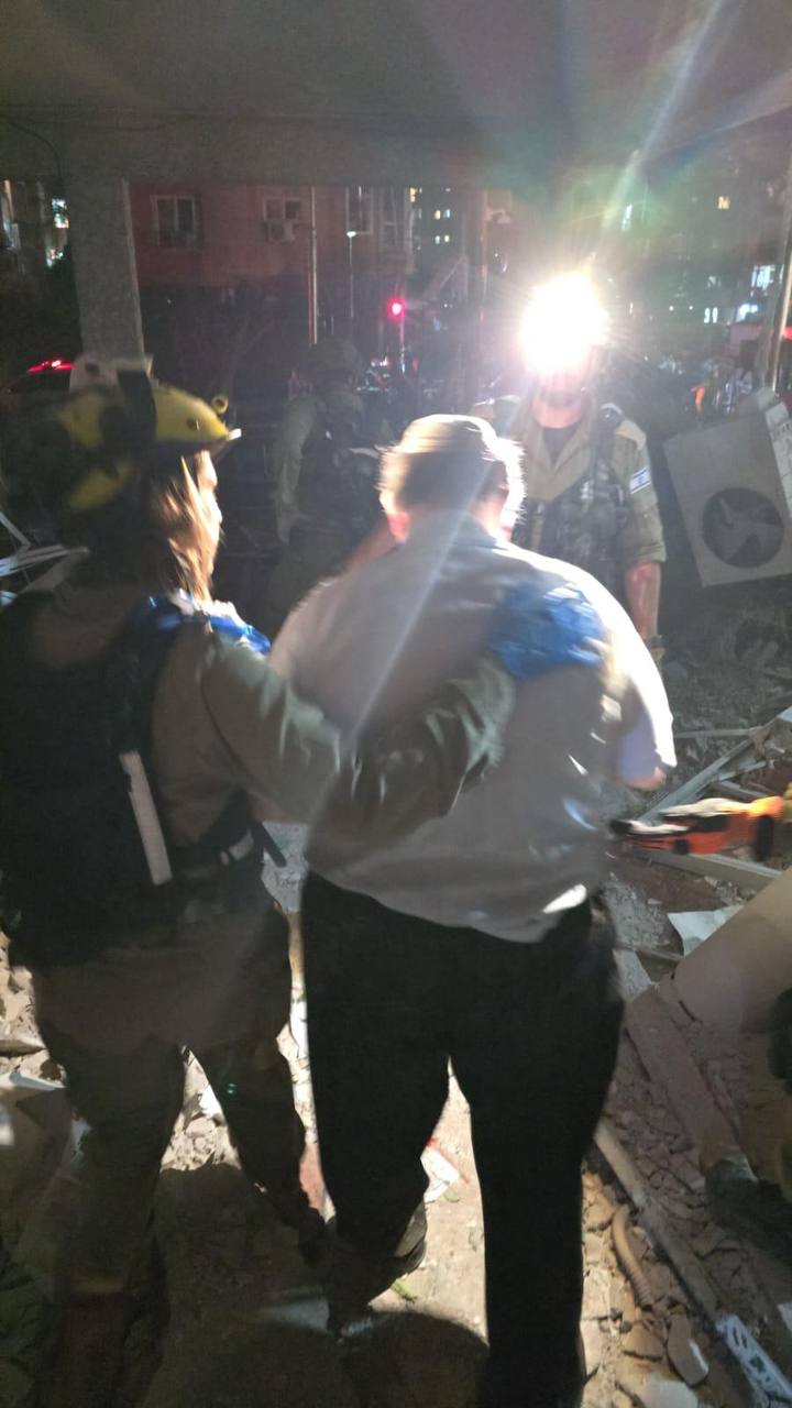 כוחות פיקוד העורף חלצו את אחד מן האזרחים באחת מזירות הנפילה במרכז הארץ