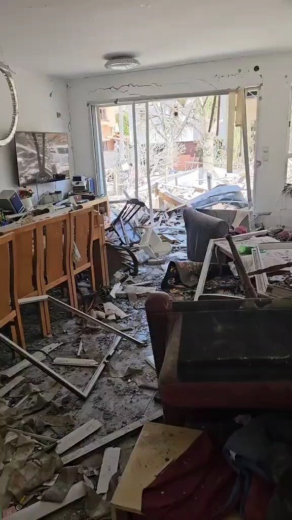 תיעוד ההרס בתוך בית ברשל"צ