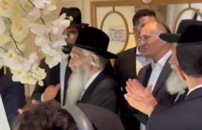 בצל המטחים הכבדים: רבי דוד אבוחצירא חיתן את נכדו באירוע מצומצם | תיעוד