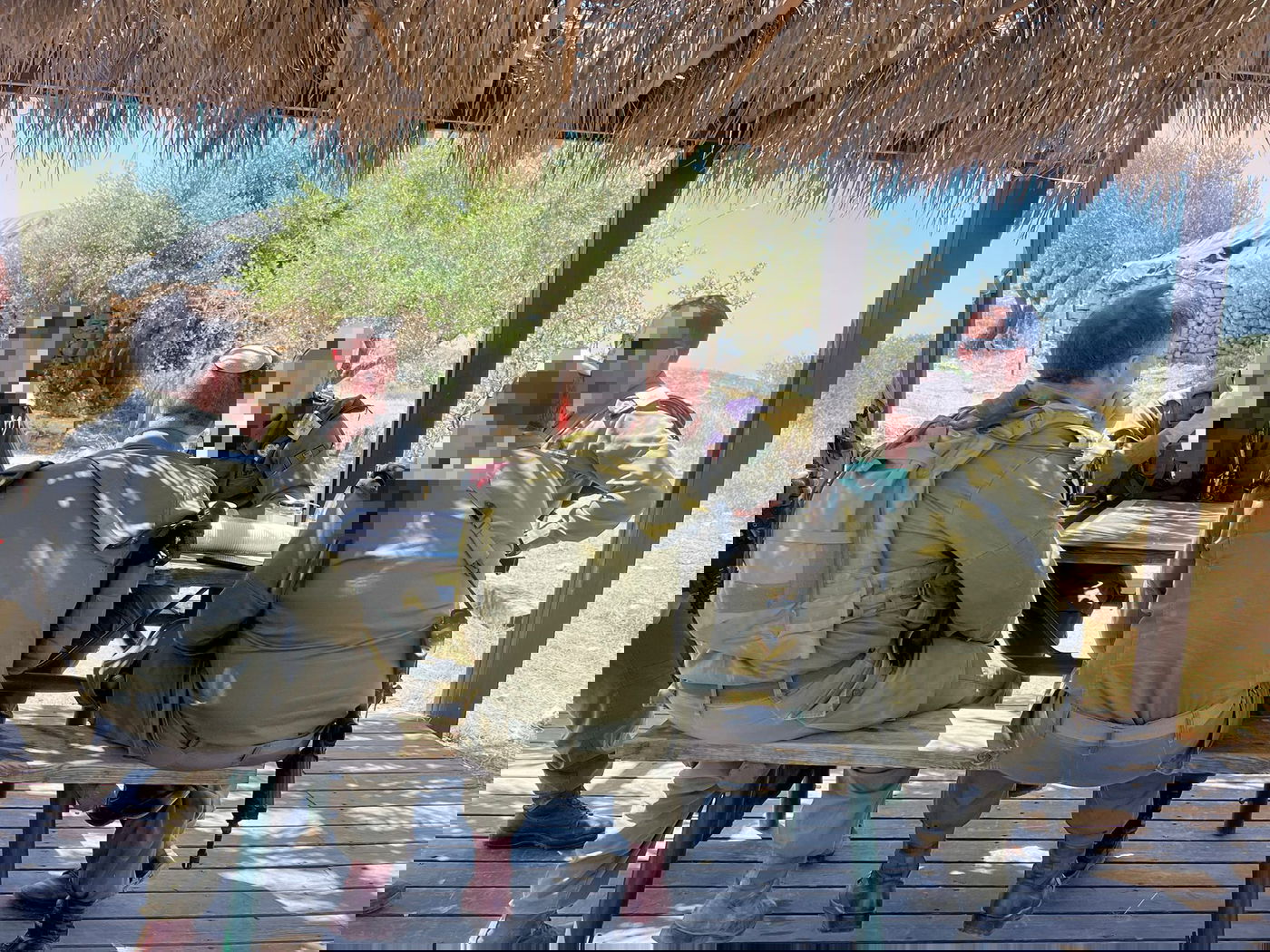 אלוף אבי בלוט עם קצינים ולוחמים בהערכת מצב