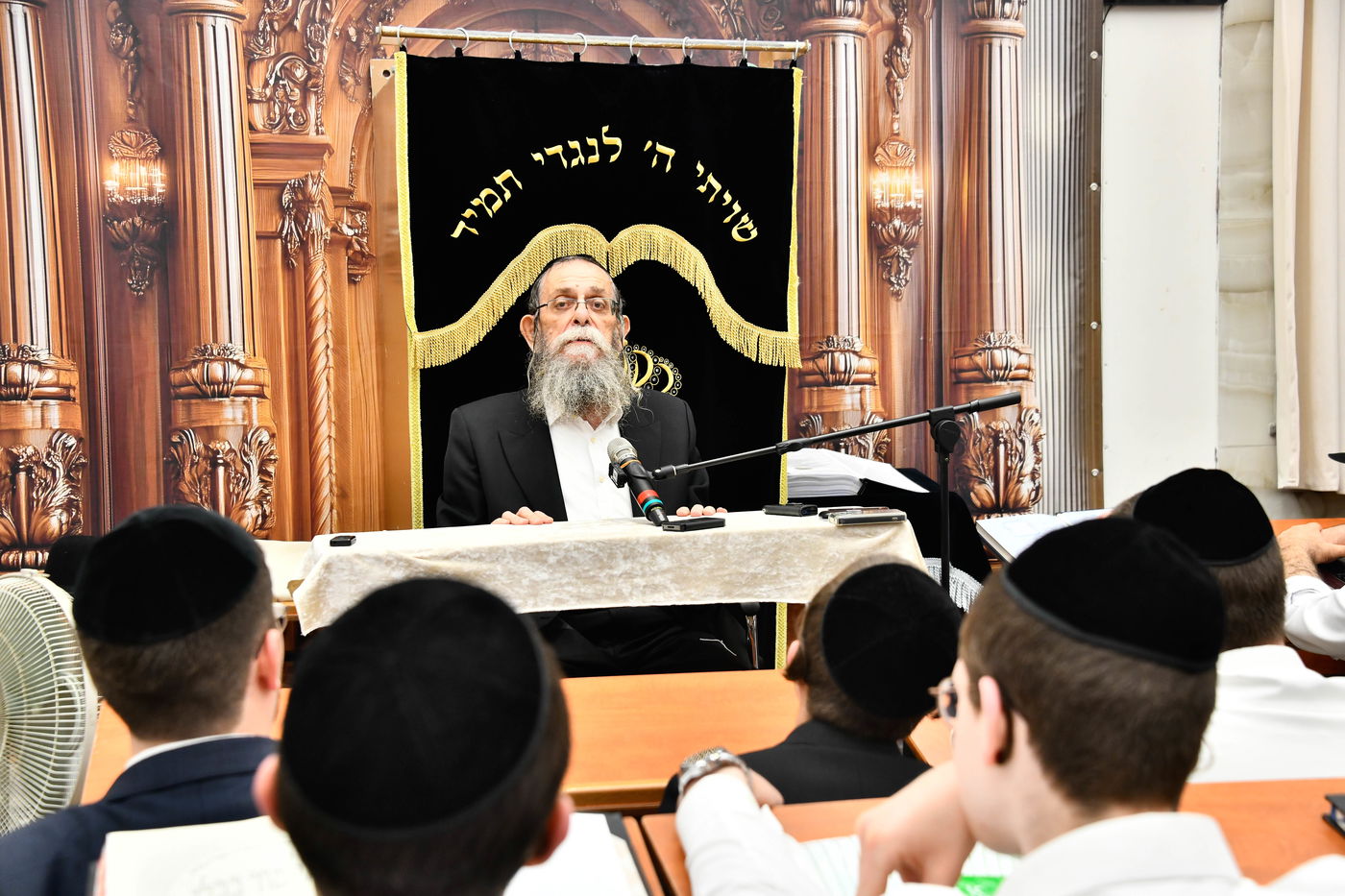 הגאון רבי ישראל בונים שרייבר בשיחה בבית השם