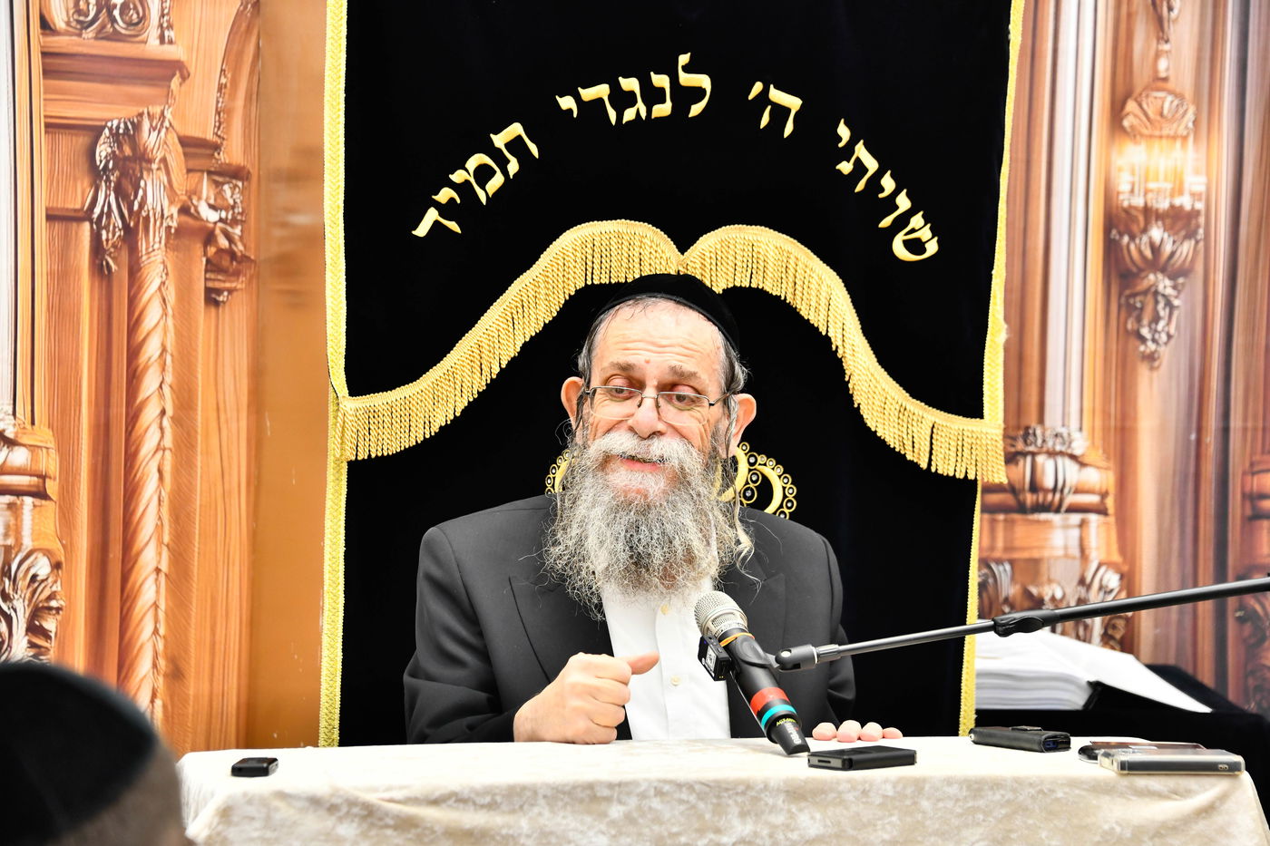 הגאון רבי ישראל בונים שרייבר בשיחה בבית השם