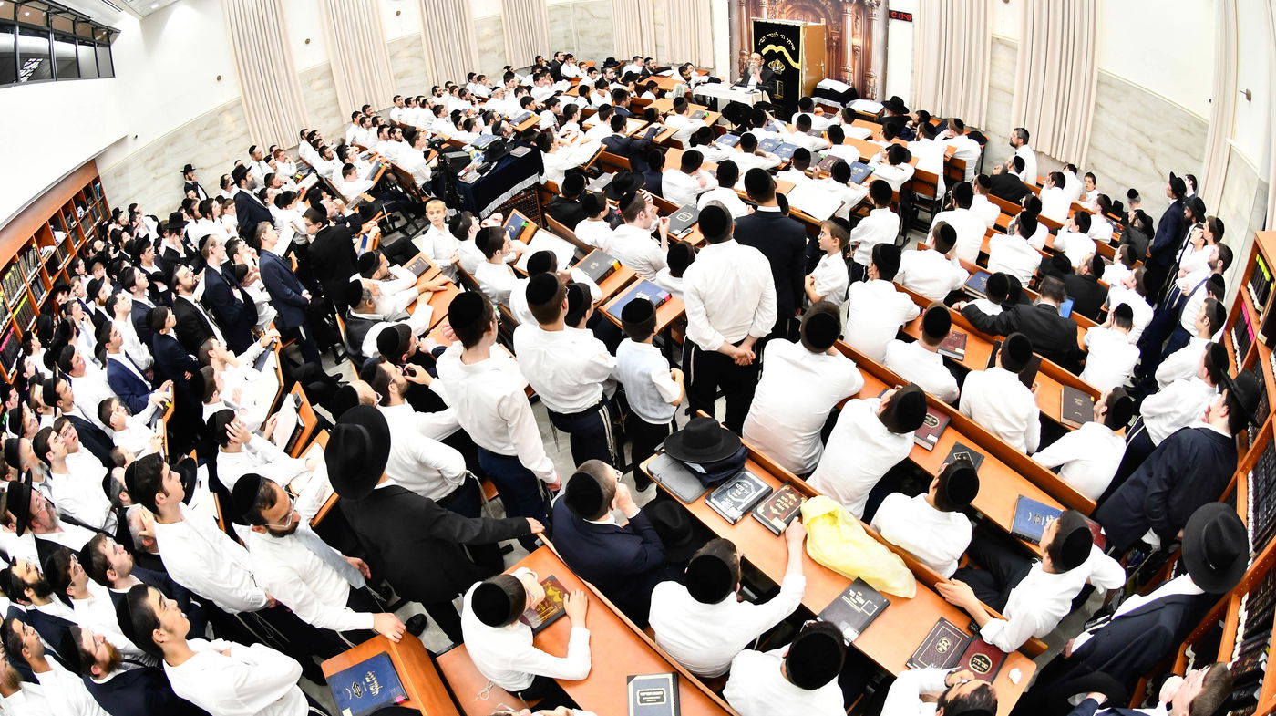 הגאון רבי ישראל בונים שרייבר בשיחה בבית השם