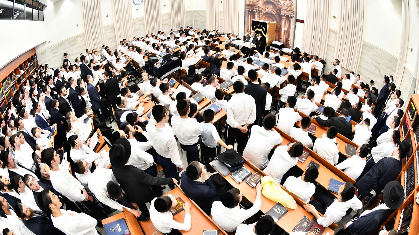 הגאון רבי ישראל בונים שרייבר בשיחה בבית השם