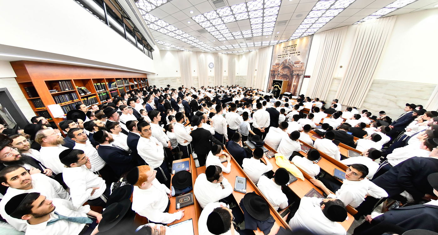 הגאון רבי ישראל בונים שרייבר בשיחה בבית השם