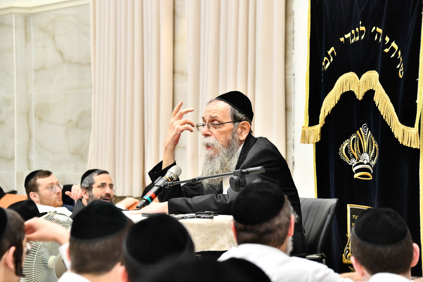 הגאון רבי ישראל בונים שרייבר בשיחה בבית השם