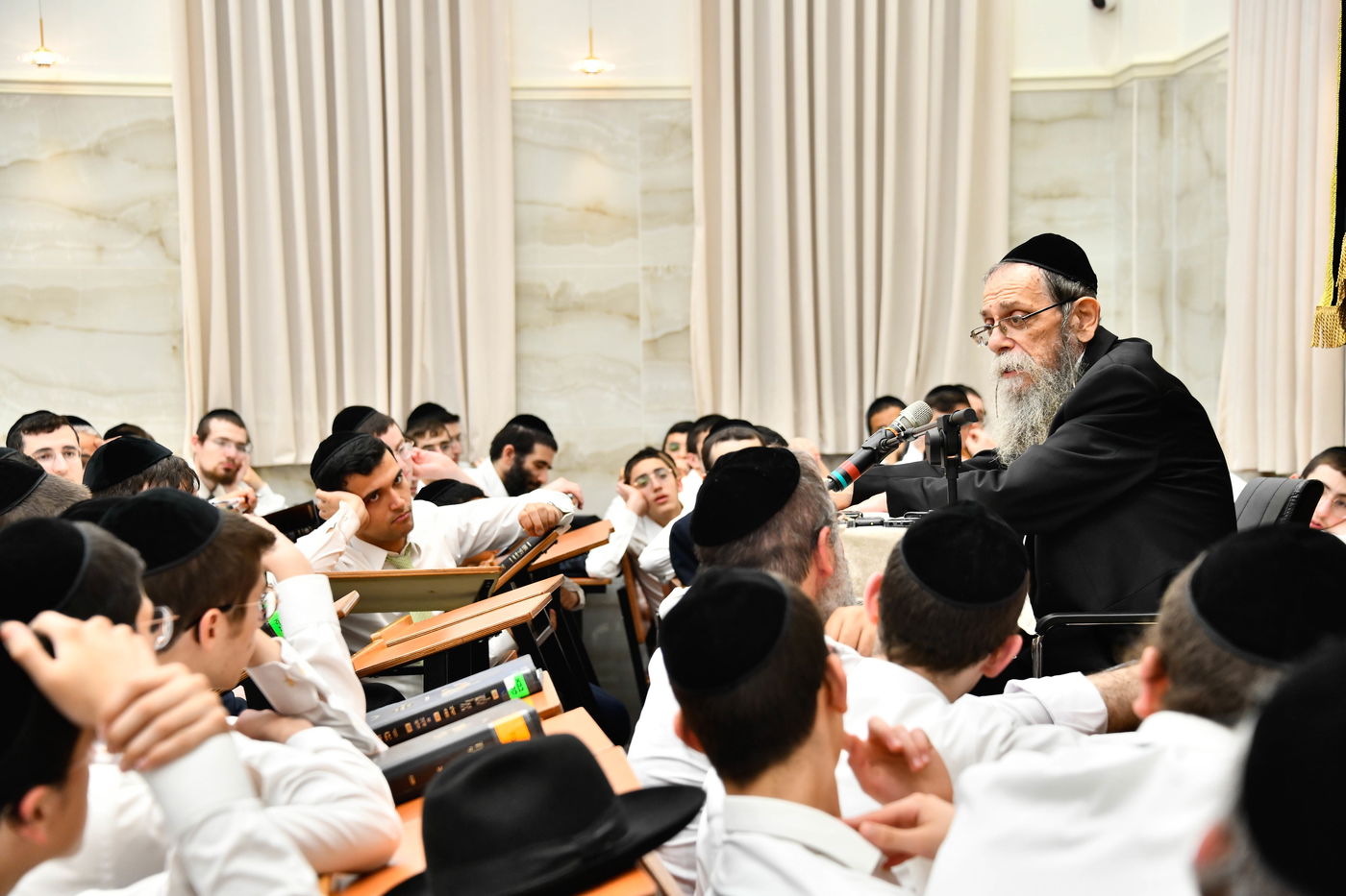 הגאון רבי ישראל בונים שרייבר בשיחה בבית השם