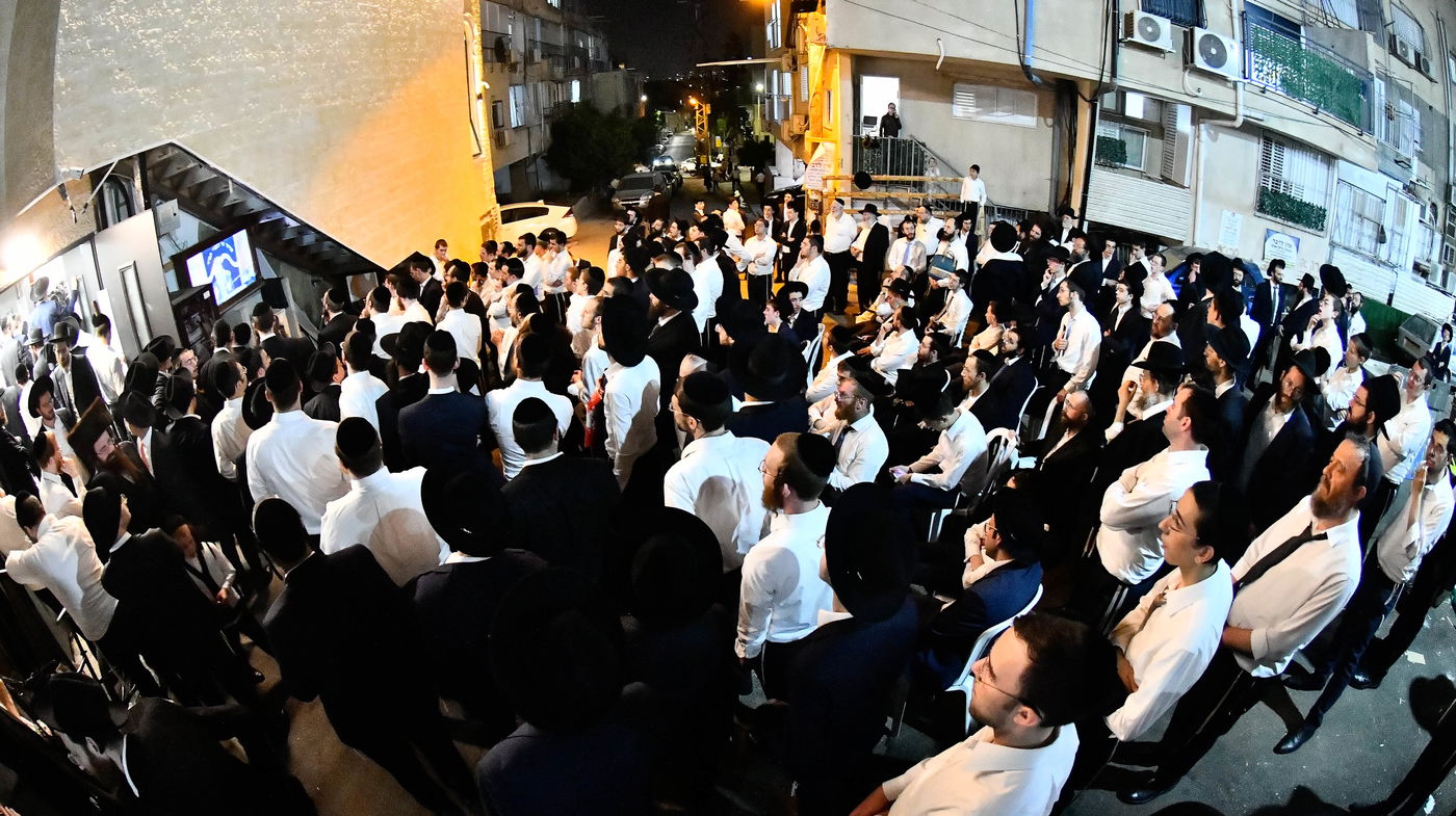 הגאון רבי ישראל בונים שרייבר בשיחה בבית השם