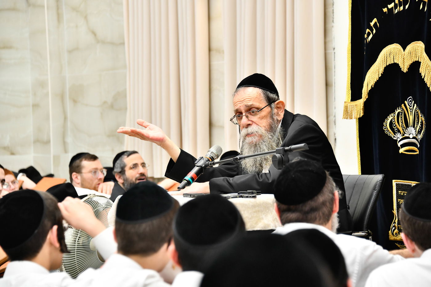 הגאון רבי ישראל בונים שרייבר בשיחה בבית השם