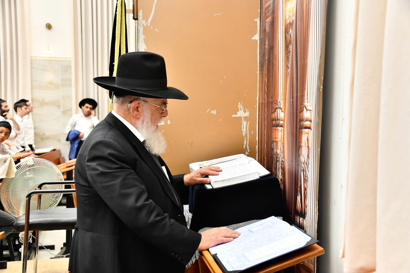 הגאון רבי ישראל בונים שרייבר בשיחה בבית השם