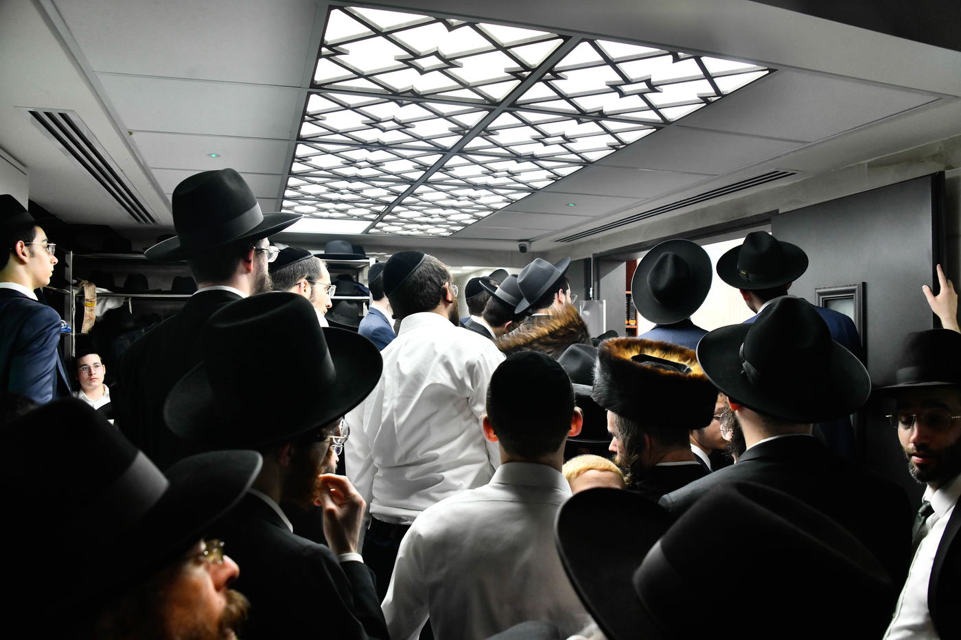 הגאון רבי ישראל בונים שרייבר בשיחה בבית השם