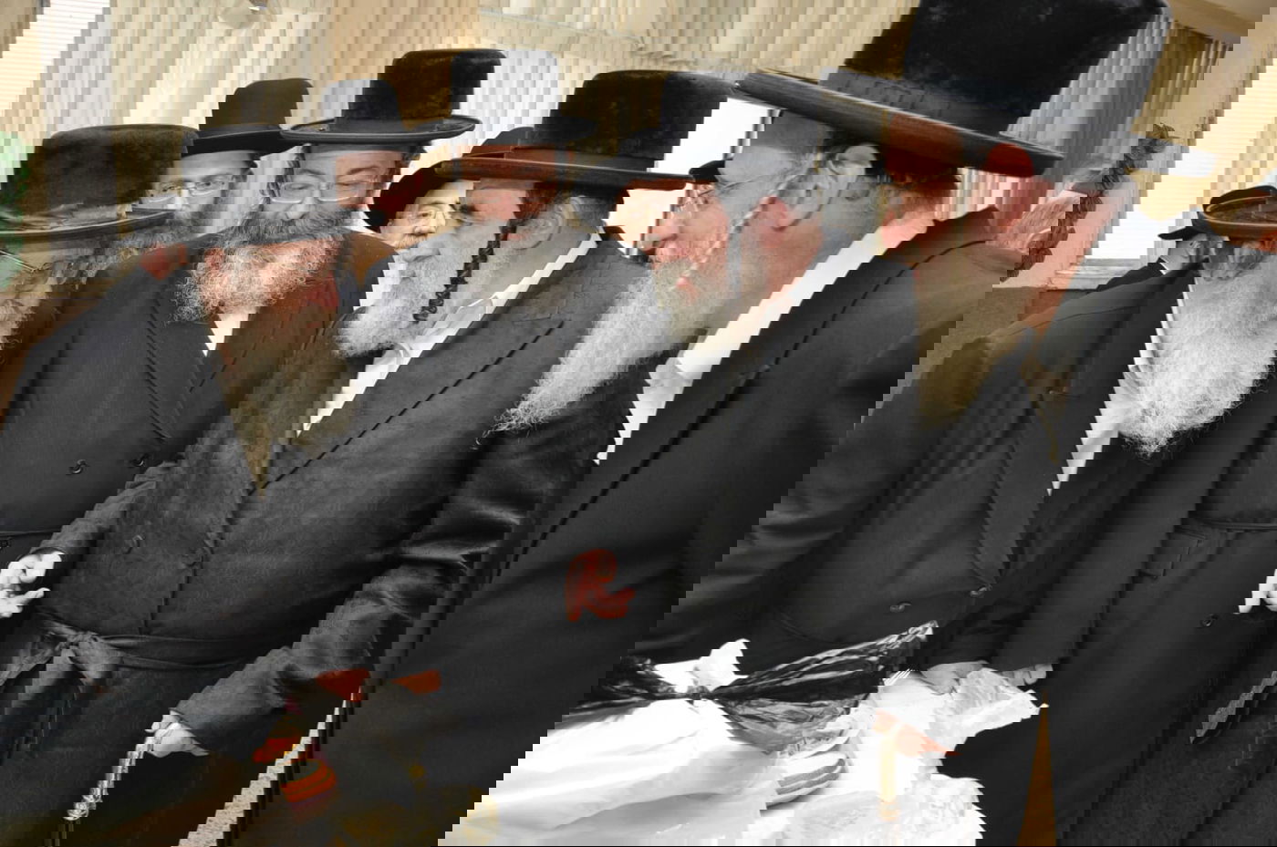 הרה"ח ר' אפרים לרנר ז"ל, עם מורו ורבו האדמו"ר מויז'ניץ, בביקור בבית התבשיל בב"ב