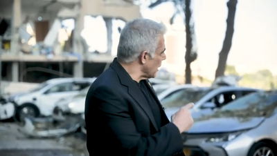 לפיד הגיע לזירת הנפילה בעיר רחובות ושיגר מסר: "אנחנו עם אחד עם מטרה אחת"