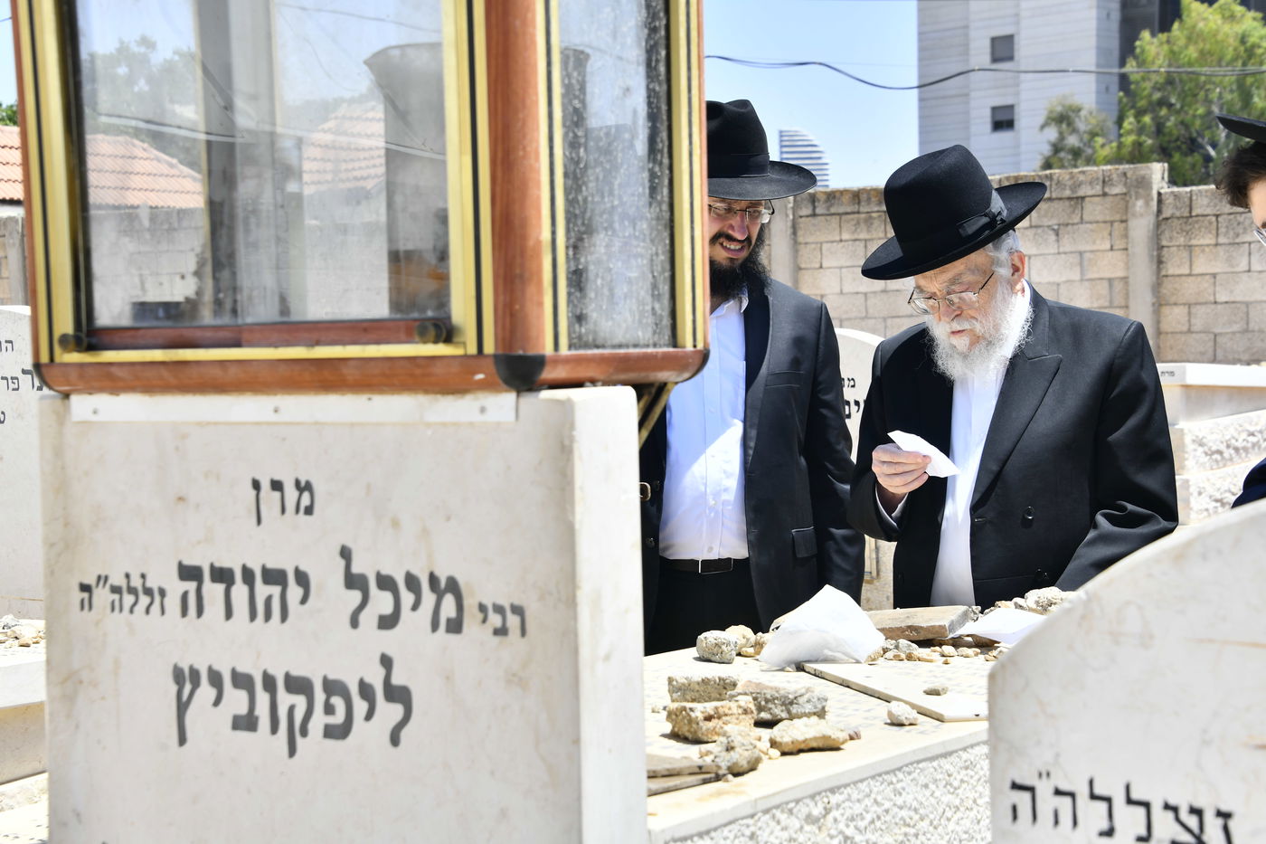 הגאון רבי בנימין אלישיב בתפילה בבית העלמין בב"ב