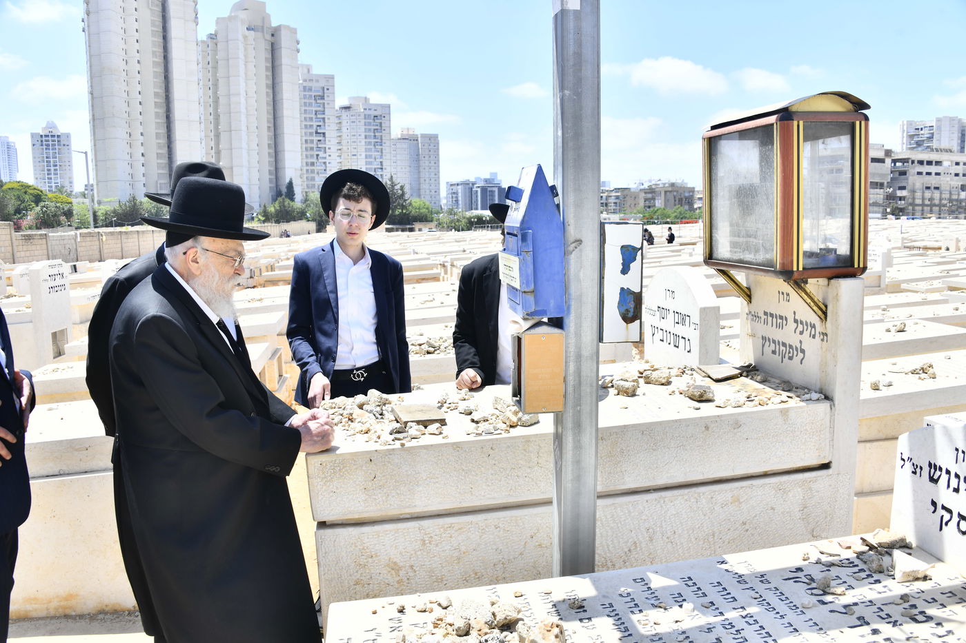 הגאון רבי בנימין אלישיב בתפילה בבית העלמין בב"ב