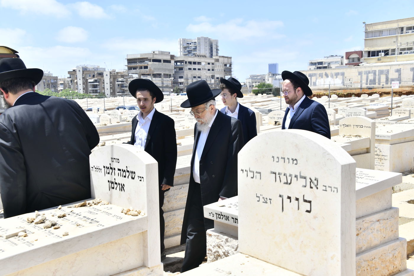 הגאון רבי בנימין אלישיב בתפילה בבית העלמין בב"ב