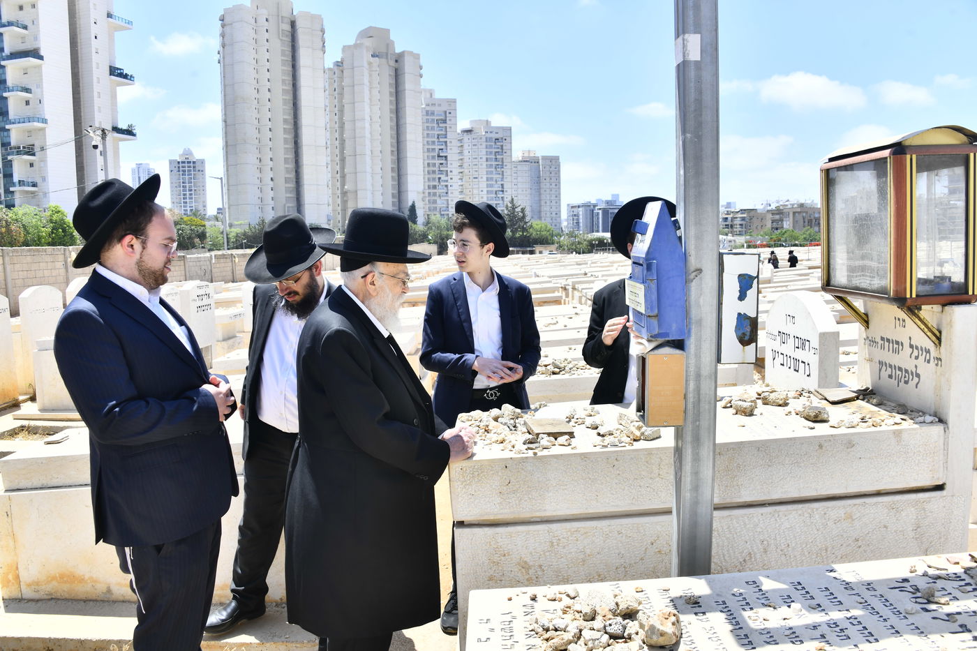 הגאון רבי בנימין אלישיב בתפילה בבית העלמין בב"ב