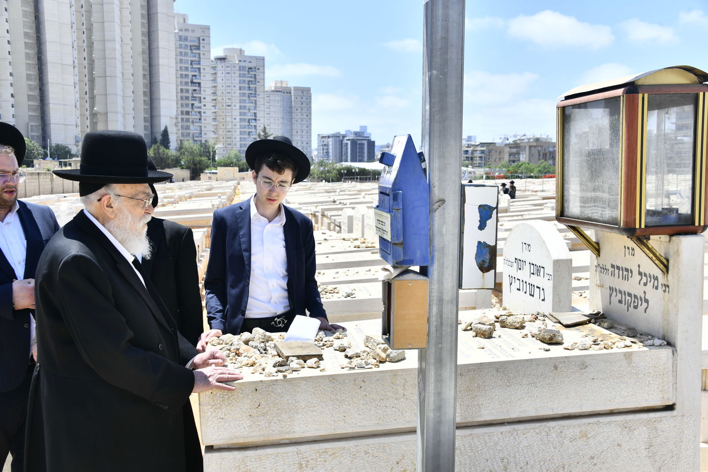 הגאון רבי בנימין אלישיב בתפילה בבית העלמין בב"ב