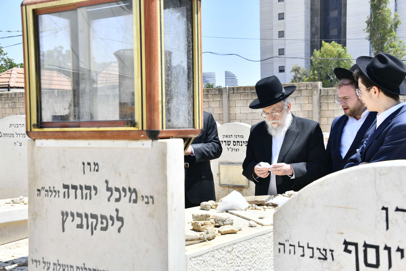 הגאון רבי בנימין אלישיב בתפילה בבית העלמין בב"ב