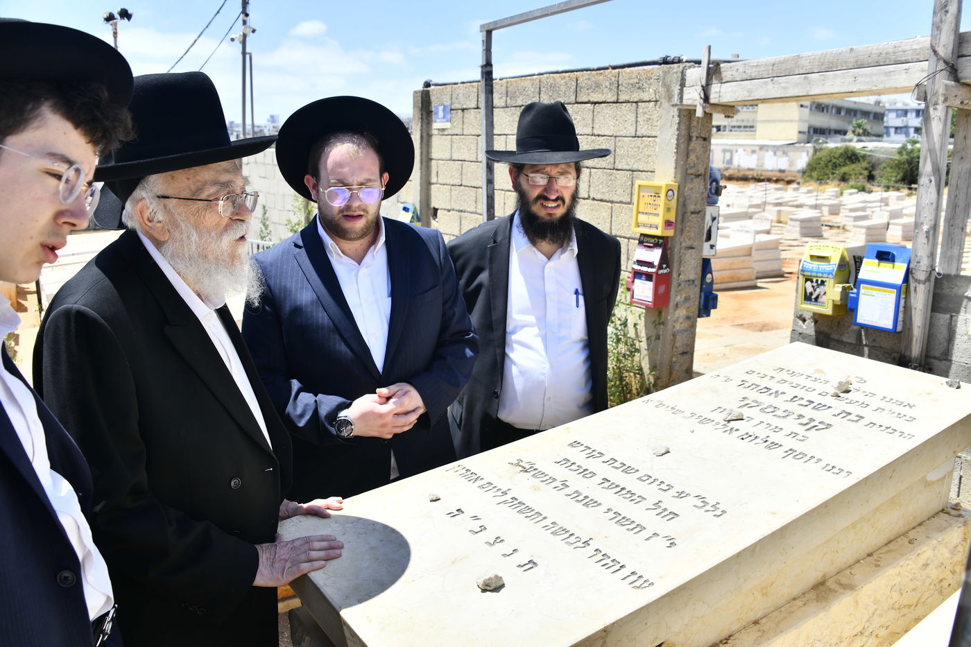 הגאון רבי בנימין אלישיב בתפילה בבית העלמין בב"ב