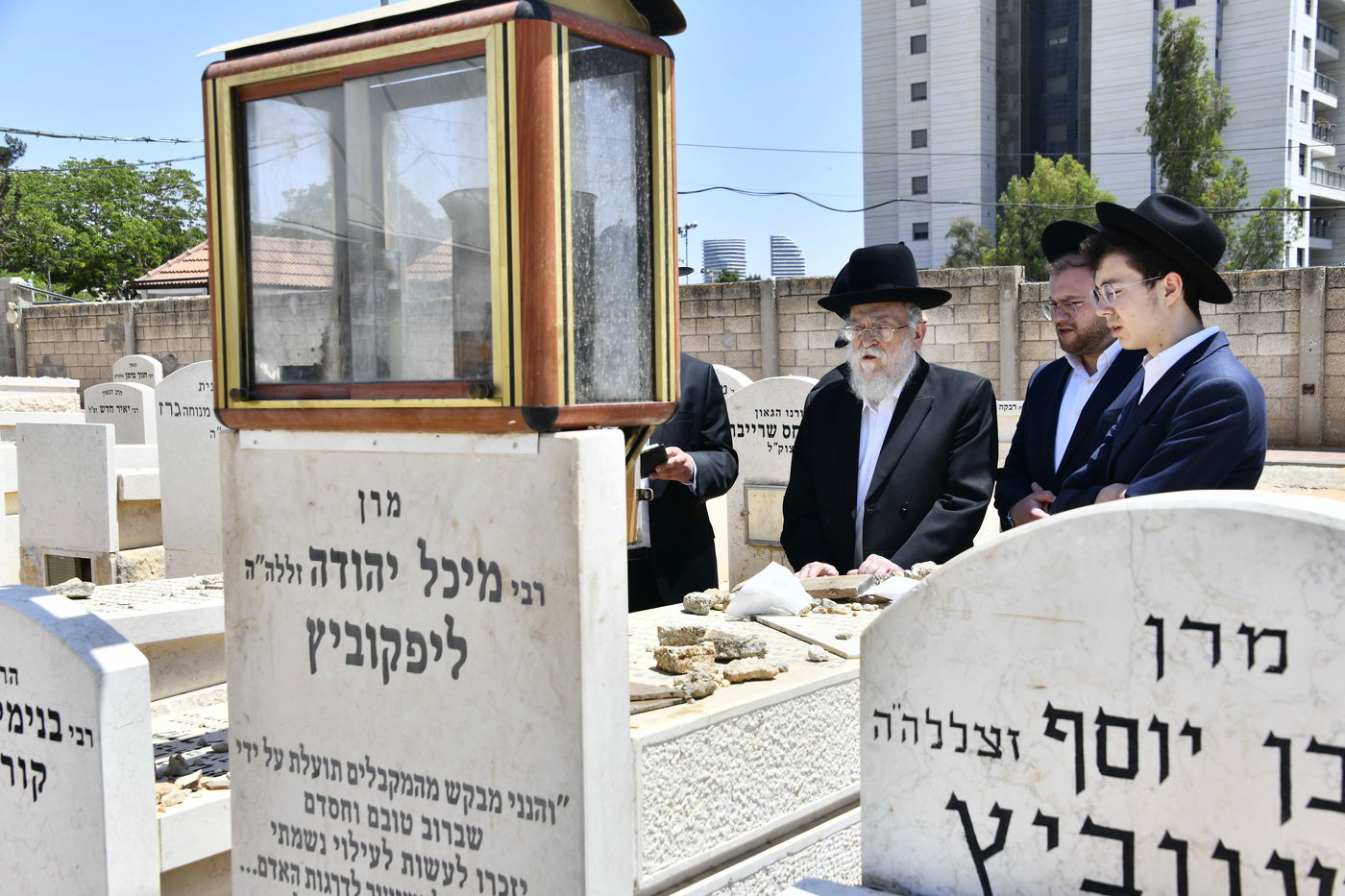 הגאון רבי בנימין אלישיב בתפילה בבית העלמין בב"ב