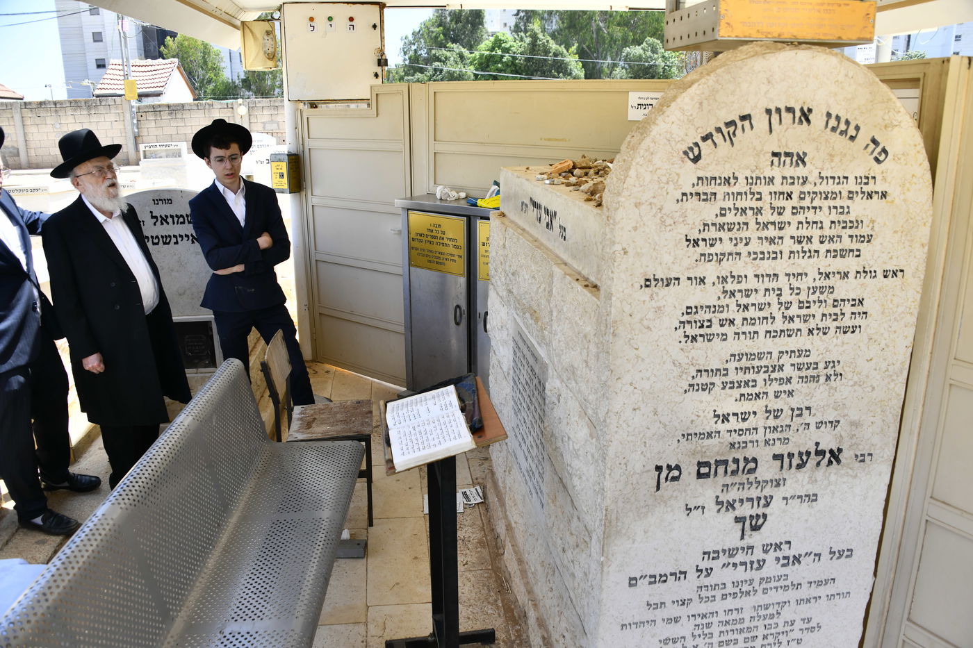 הגאון רבי בנימין אלישיב בתפילה בבית העלמין בב"ב