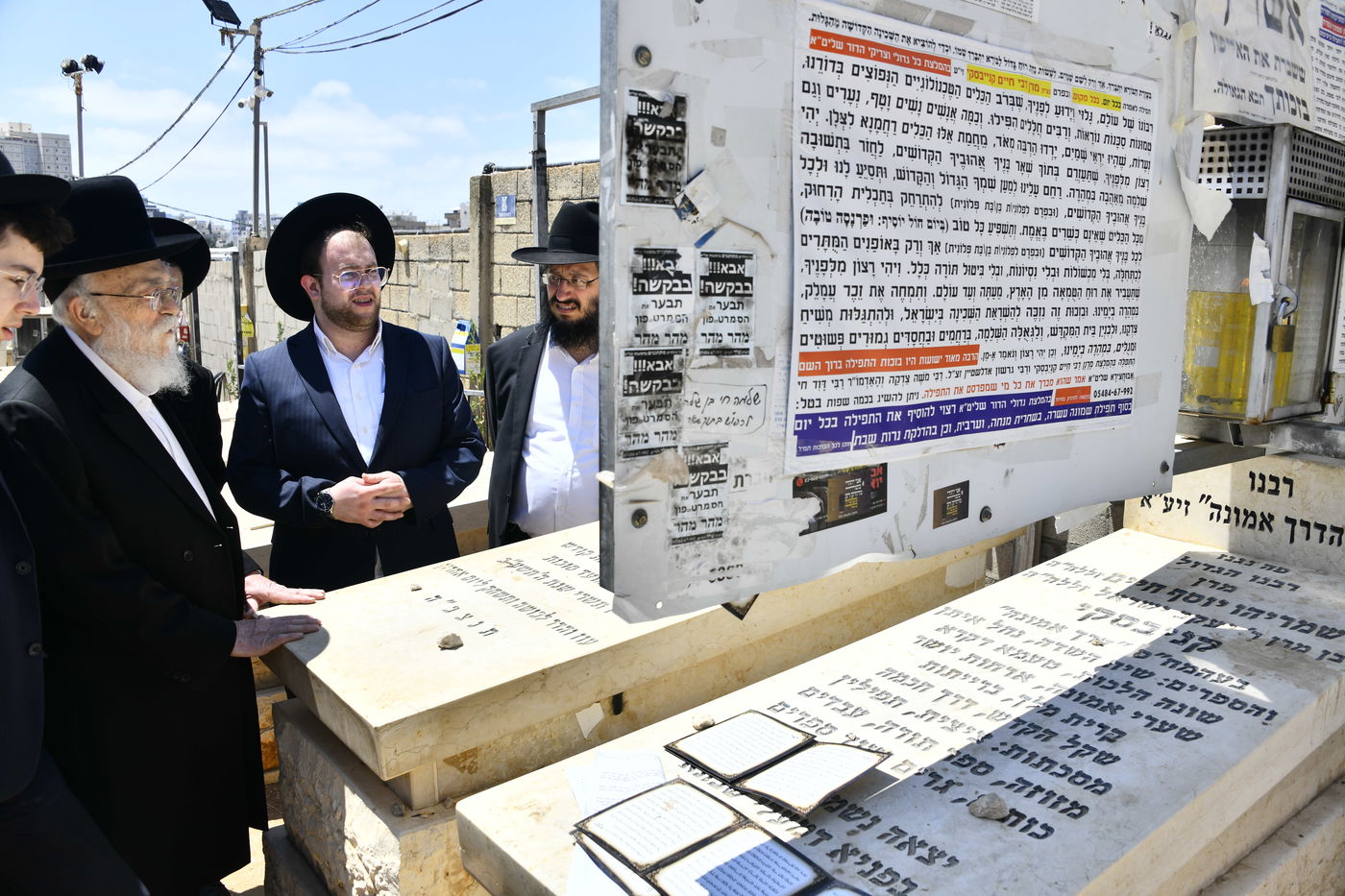 הגאון רבי בנימין אלישיב בתפילה בבית העלמין בב"ב