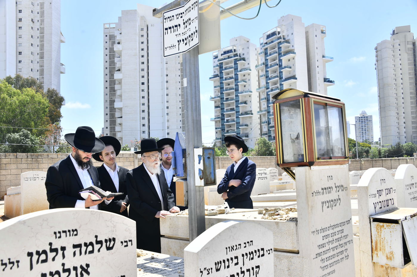 הגאון רבי בנימין אלישיב בתפילה בבית העלמין בב"ב