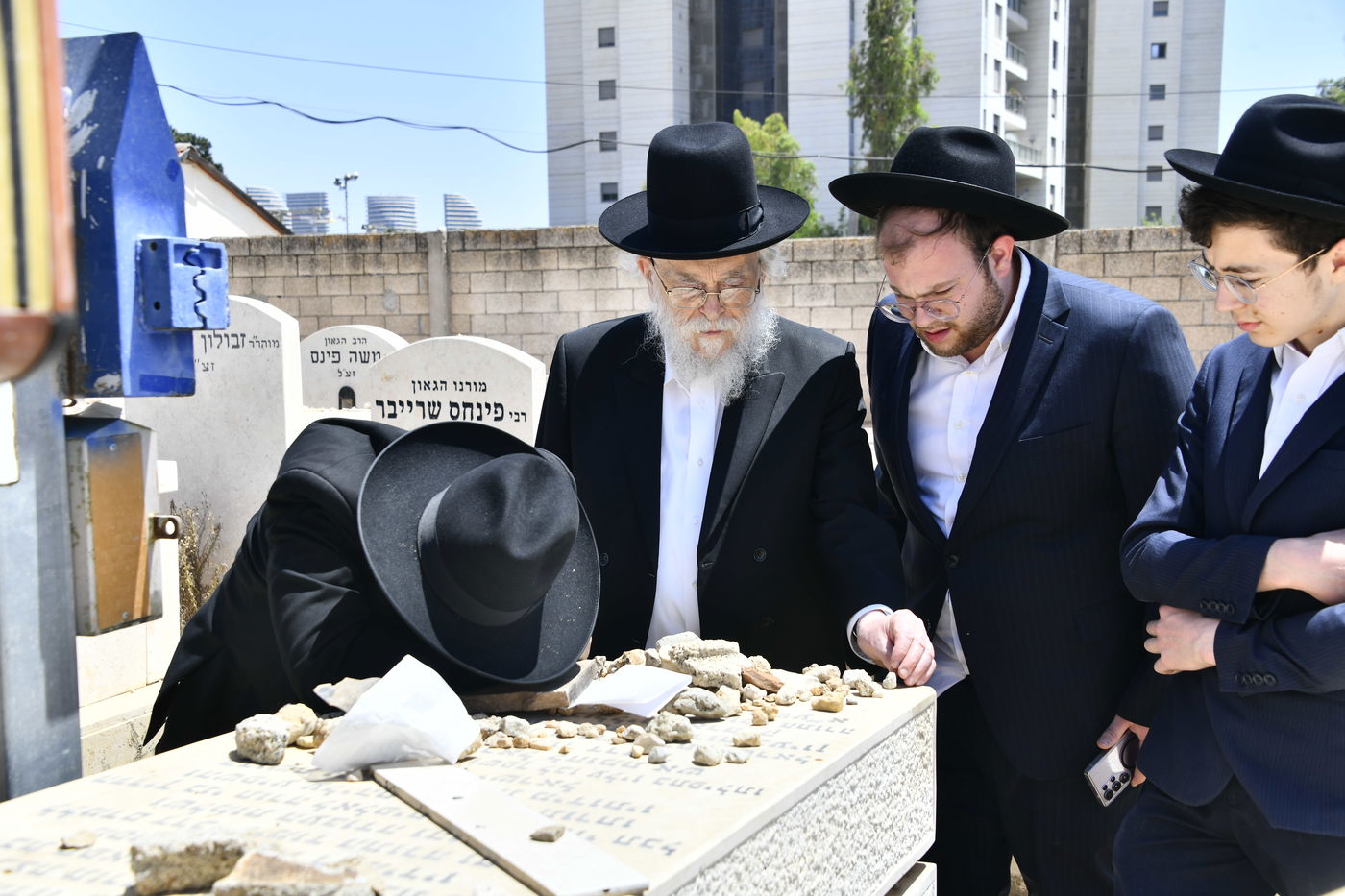 הגאון רבי בנימין אלישיב בתפילה בבית העלמין בב"ב