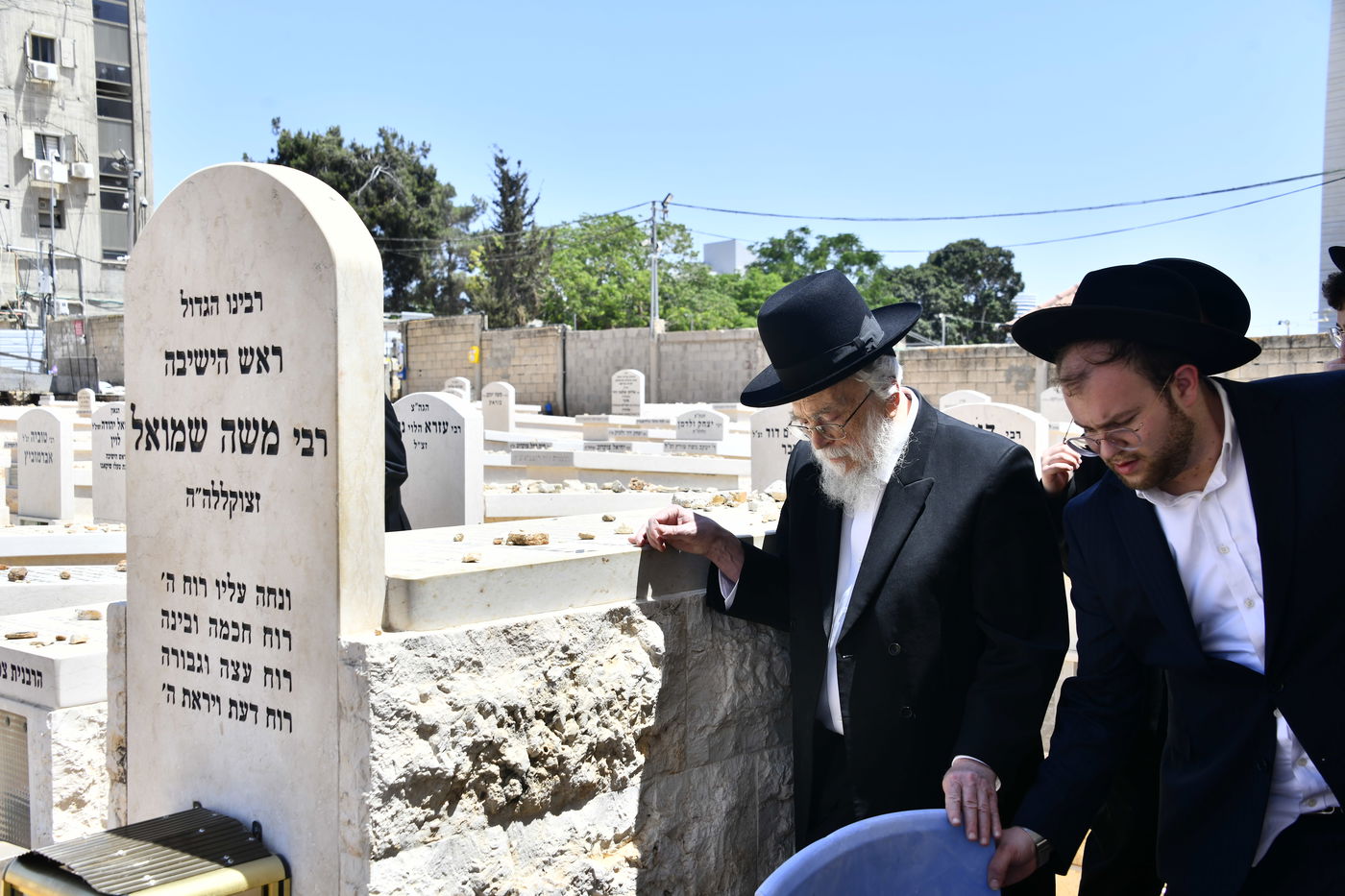 הגאון רבי בנימין אלישיב בתפילה בבית העלמין בב"ב