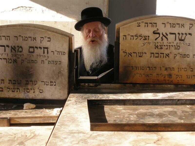 ר' אפרים ז"ל, בתפילה באוהל אדמו"רי בית ויז'ניץ