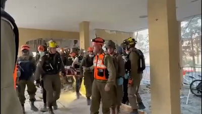 פיקוד העורף חילץ שורד שואה מההריסות ברחובות; כך הגיב בנו | צפו