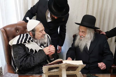 הגה"צ רבי יהושע דוד טורצין בביקור אצל הגה"צ רבי יעקב מאיר שכטר