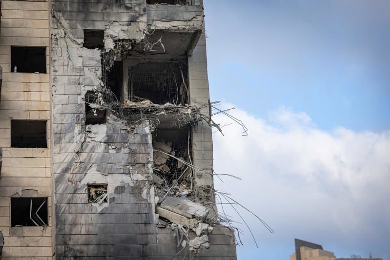 הטיל נפל בין שני הממ"דים: "גם הדירה ממול נהרסה כליל, הכל רעד פה"