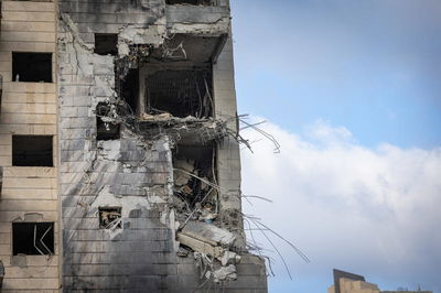 הטיל נפל בין שני הממ"דים: "גם הדירה ממול נהרסה כליל, הכל רעד פה"