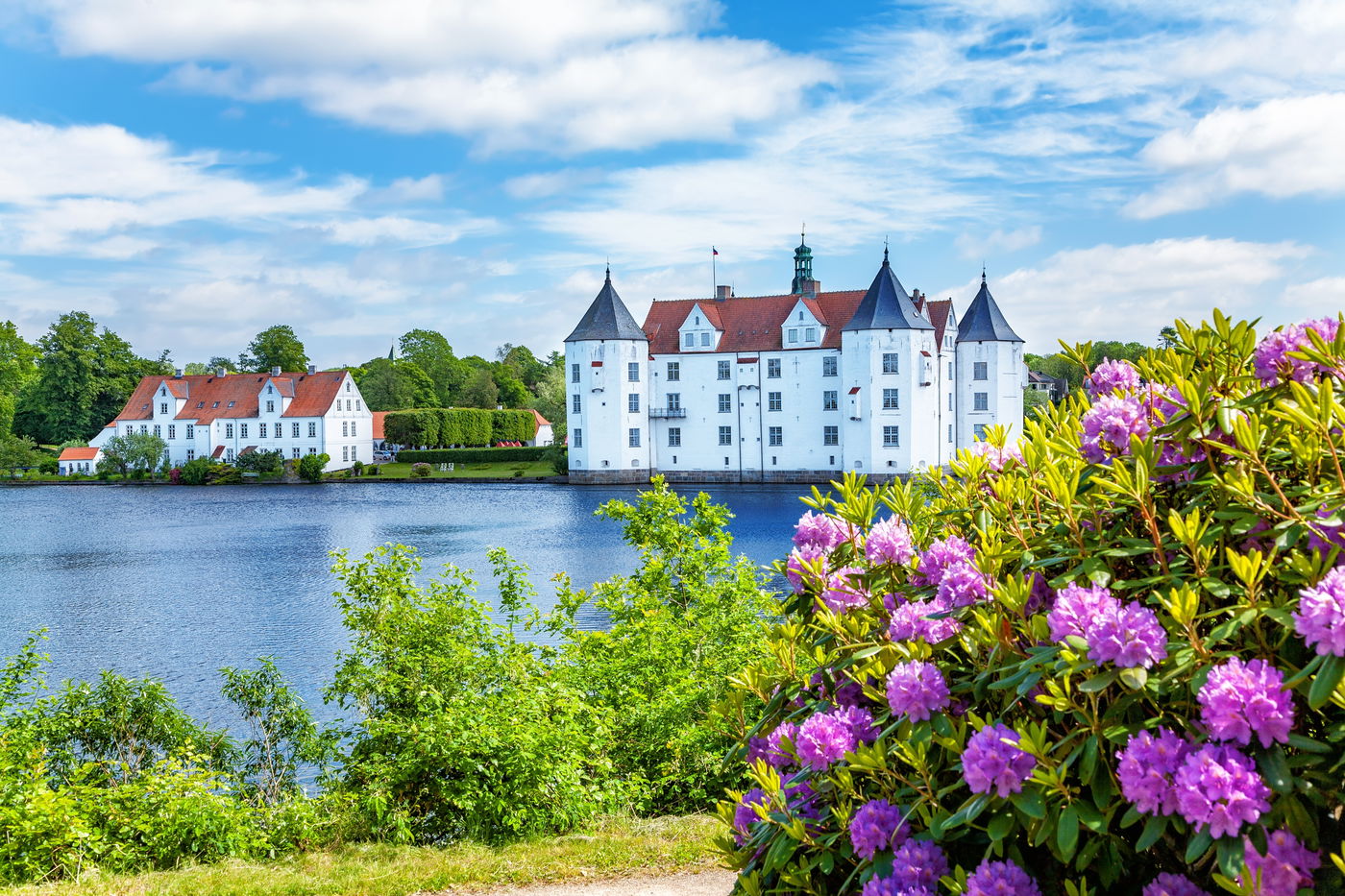 טירת גלוקסבורג שנמצאת במדינת שלזוויג-הולשטיין שבצפון גרמניה