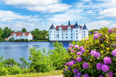 טירת גלוקסבורג שנמצאת במדינת שלזוויג-הולשטיין שבצפון גרמניה