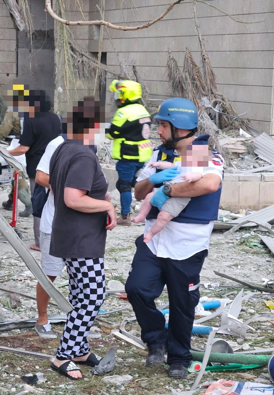 פעוטות מחולצים עם אמותיהם